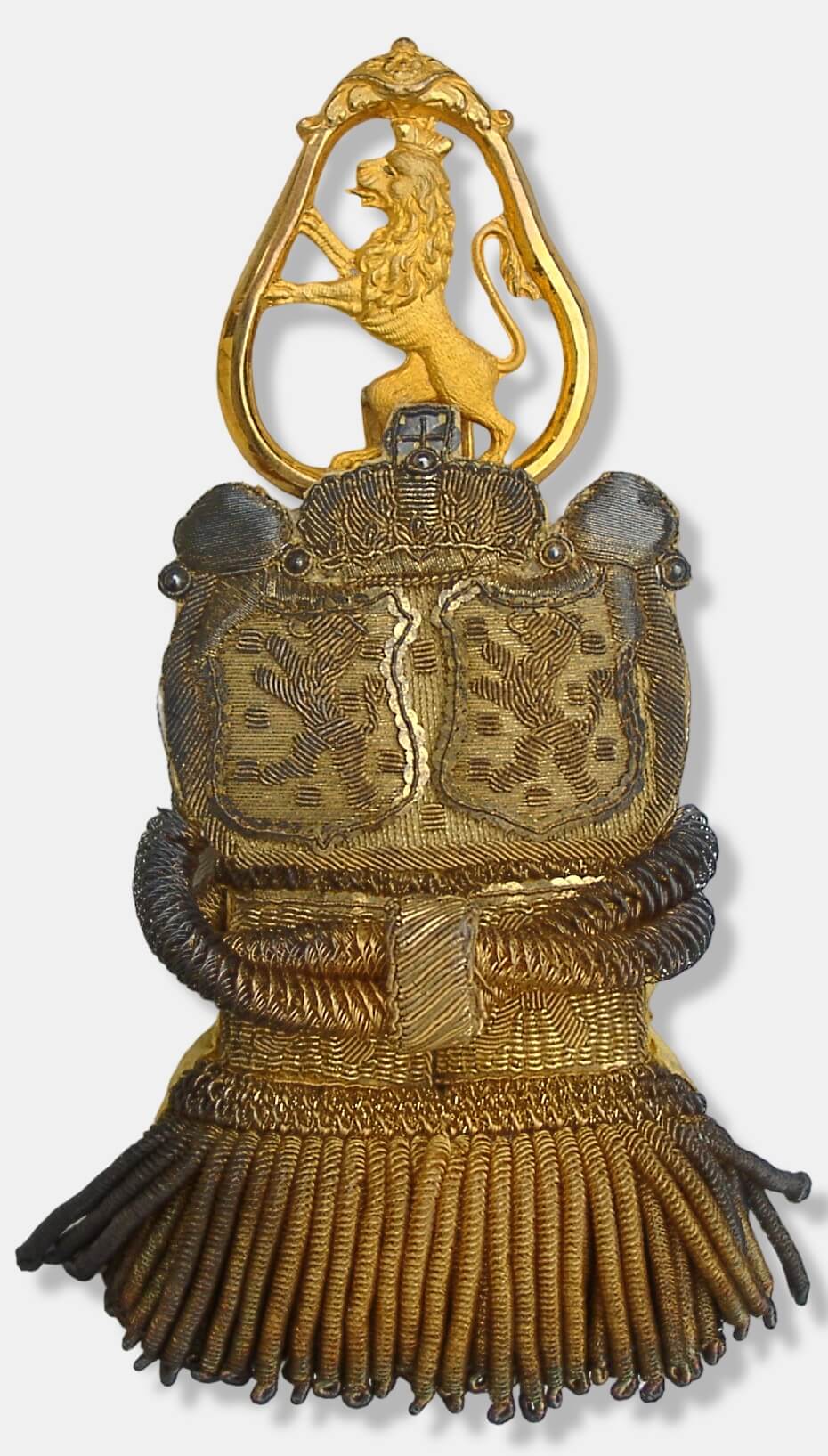 Ein herzoglich nassauischer Kammerherrenschlüssel (letzte Form bis 1866) aus feuervergoldeter Bronze mit Portepee, verliehen 1864.