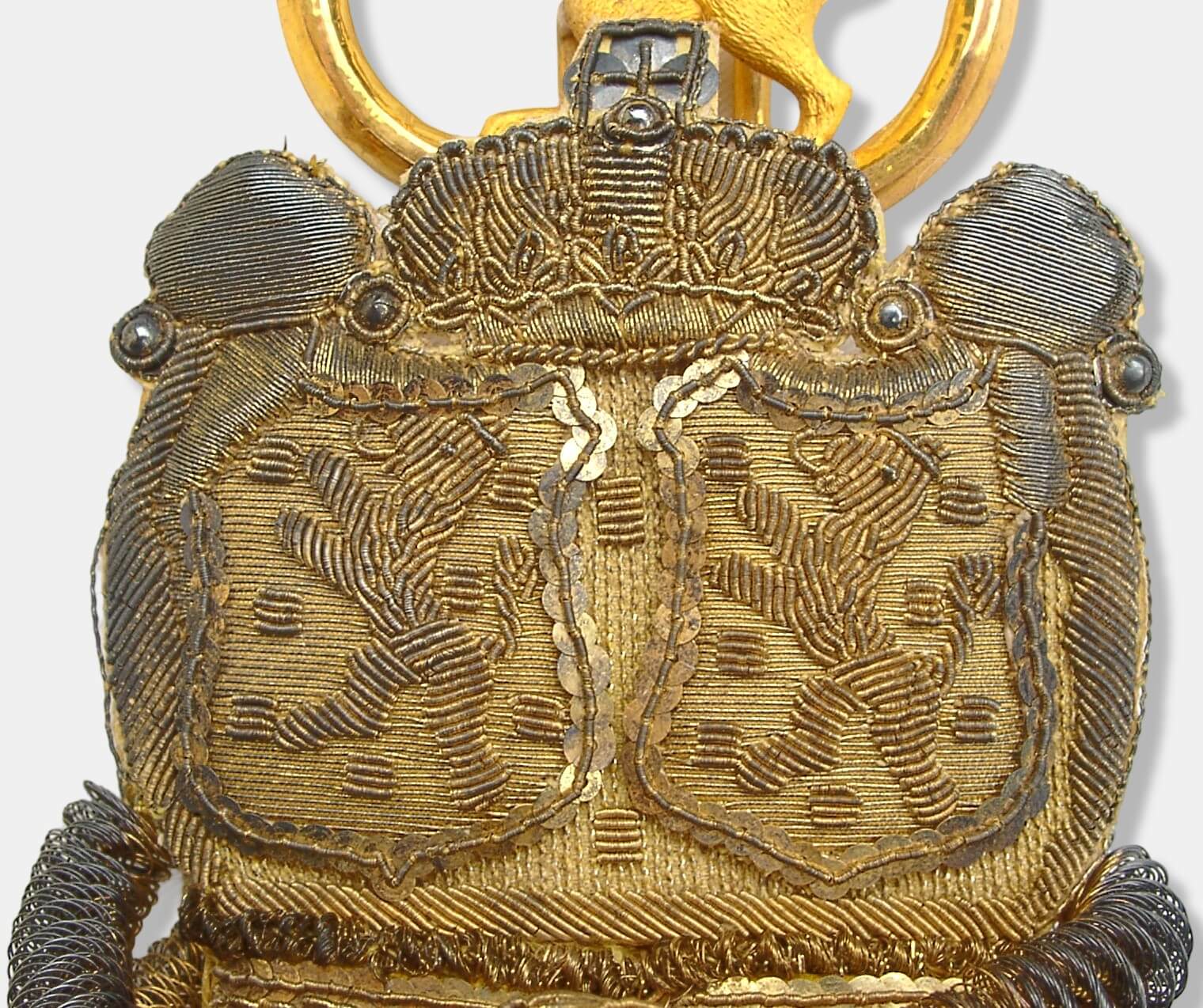 Detailansicht der aufwändigen Handstickerei aus vergoldeten Silberdrähten und Pailletten auf einem herzoglich nassauischen Portepee.