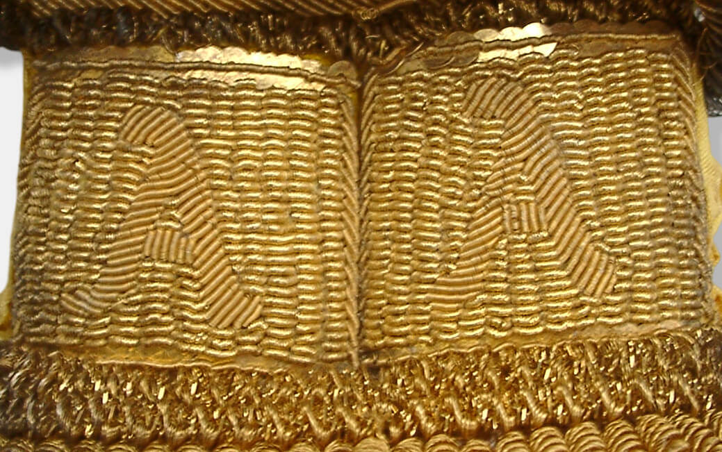 Detailansicht der Goldstickerei mit der Initiale A auf dem Mittelteil eines herzoglich nassauischen Kammerherrenschlüssel-Portepees.