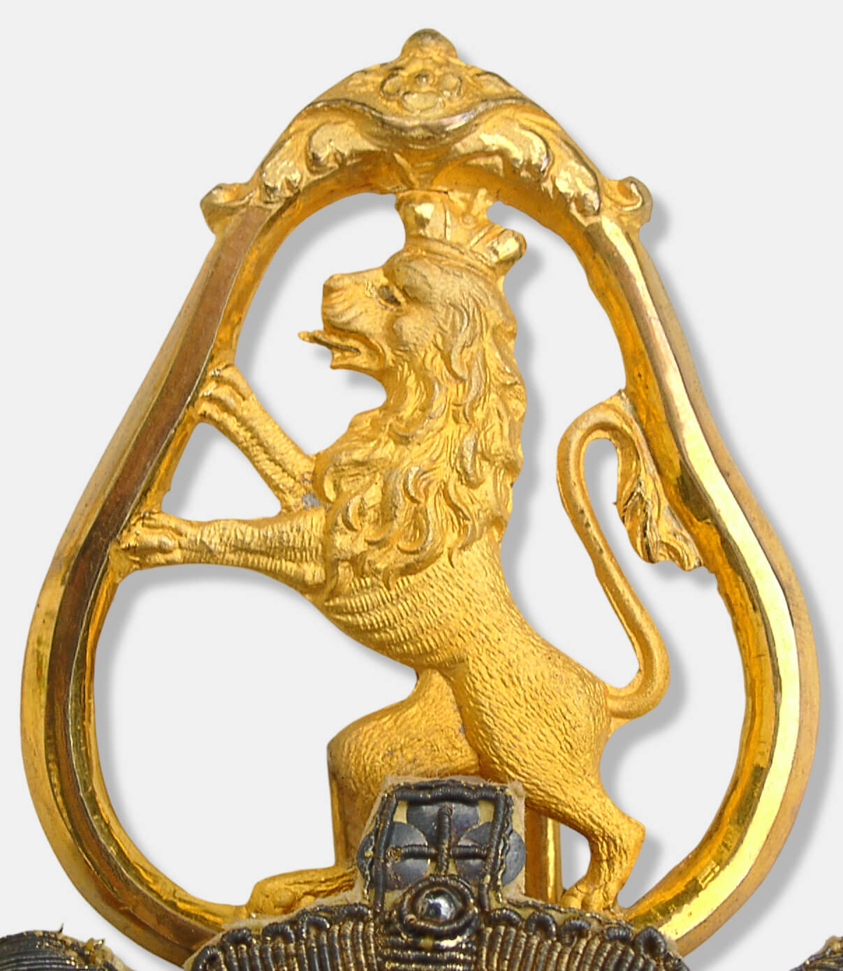 Detailansicht der fein ausgearbeiteten Reide eines nassauischen Kammerherrenschlüssels mit dem nassauschen Löwen und polierten Oberflächen.