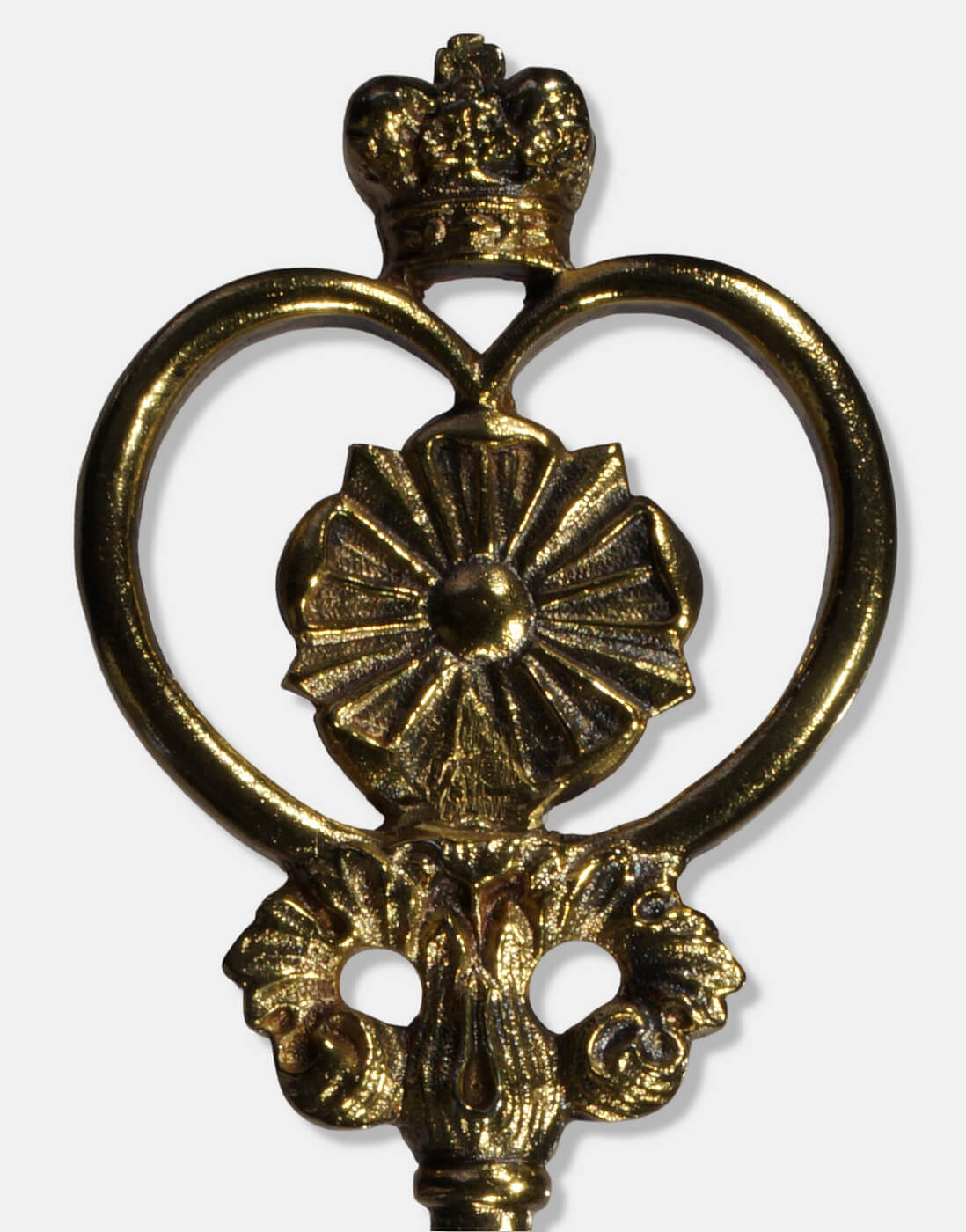 Nahaufnahme der Reide eines lippischen Kammerherrenschlüssels mit der lippischen Rose unter einem Fürstenhut.