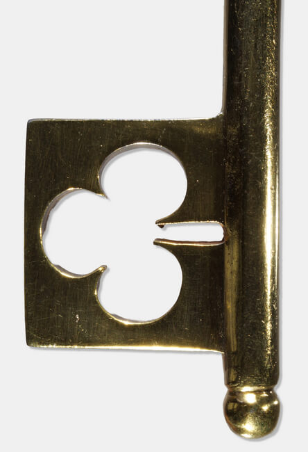 Nahaufnahme des Schlüsselbarts eines lippischen Kammerherrenschlüssels mit einem ausgesparten Kleeblatt und dem Abschlusssegment.