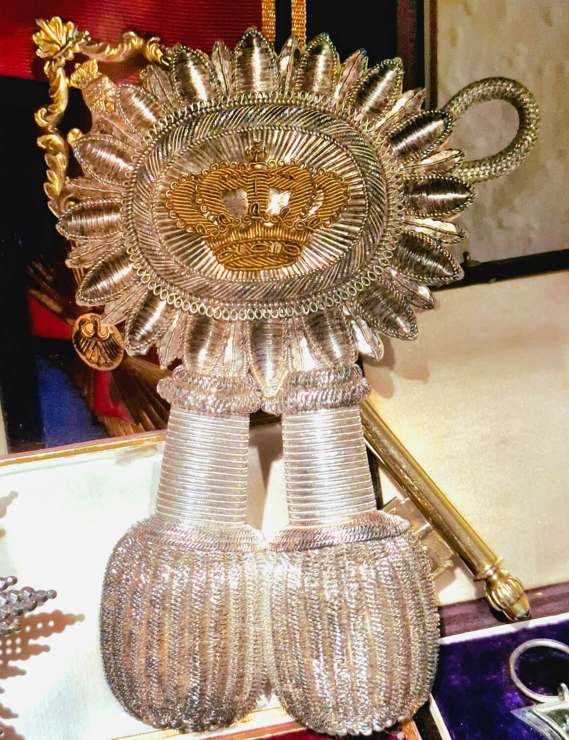 Historischer bayerischer Kammerherrenschlüssel mit kunstvoll gesticktem Portepee aus der Zeit des Prinzregenten Luitpold.