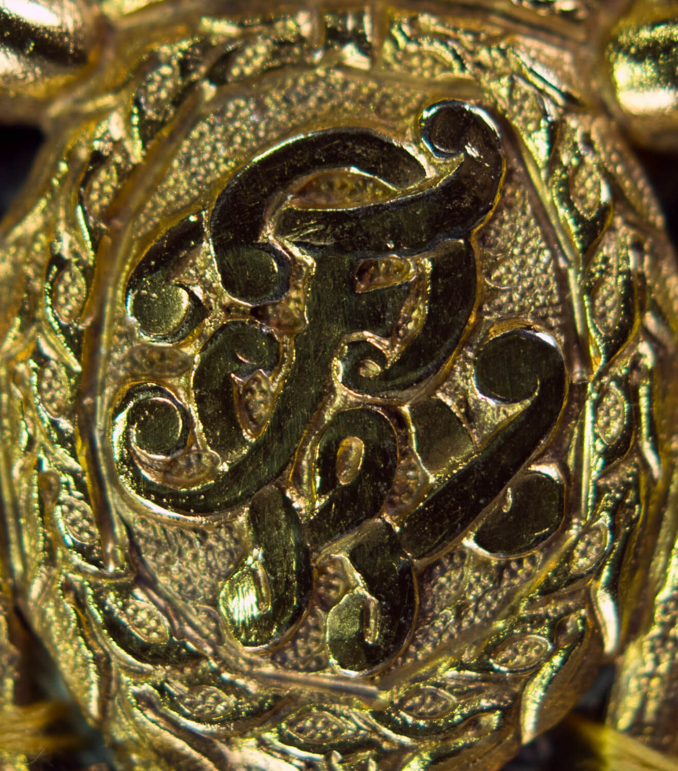 Nahaufnahme des Zentrums der Reide eines preußischen Kammerherrenschlüssels mit dem Monogramm FWR unter der Krone, flankiert von wilden Männern.