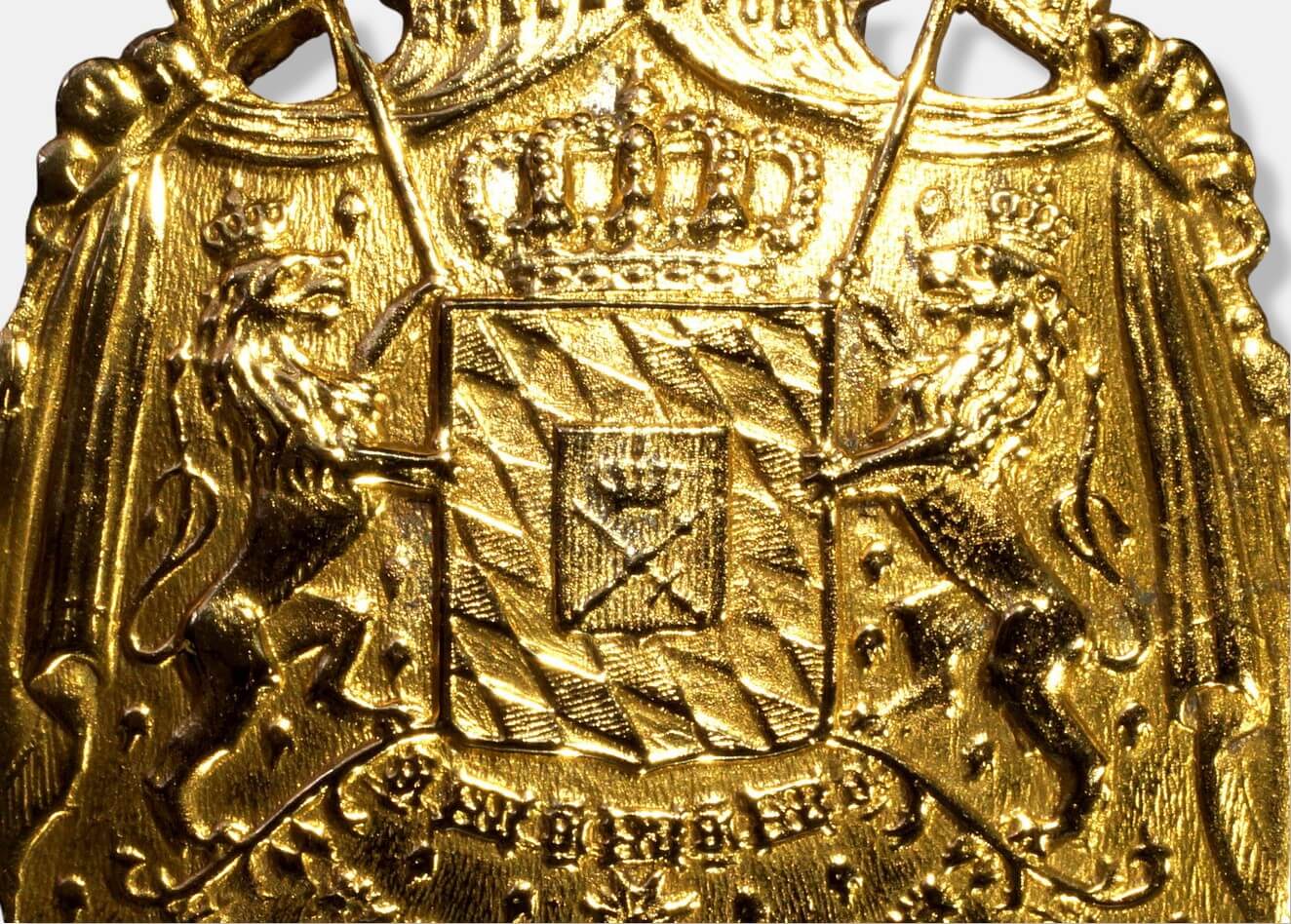 Nahaufnahme des Zentrums der Reide eines bayerischen Kammerherrenschlüssels mit dem detaillierten bayerischen Staatswappen und Ordensketten.