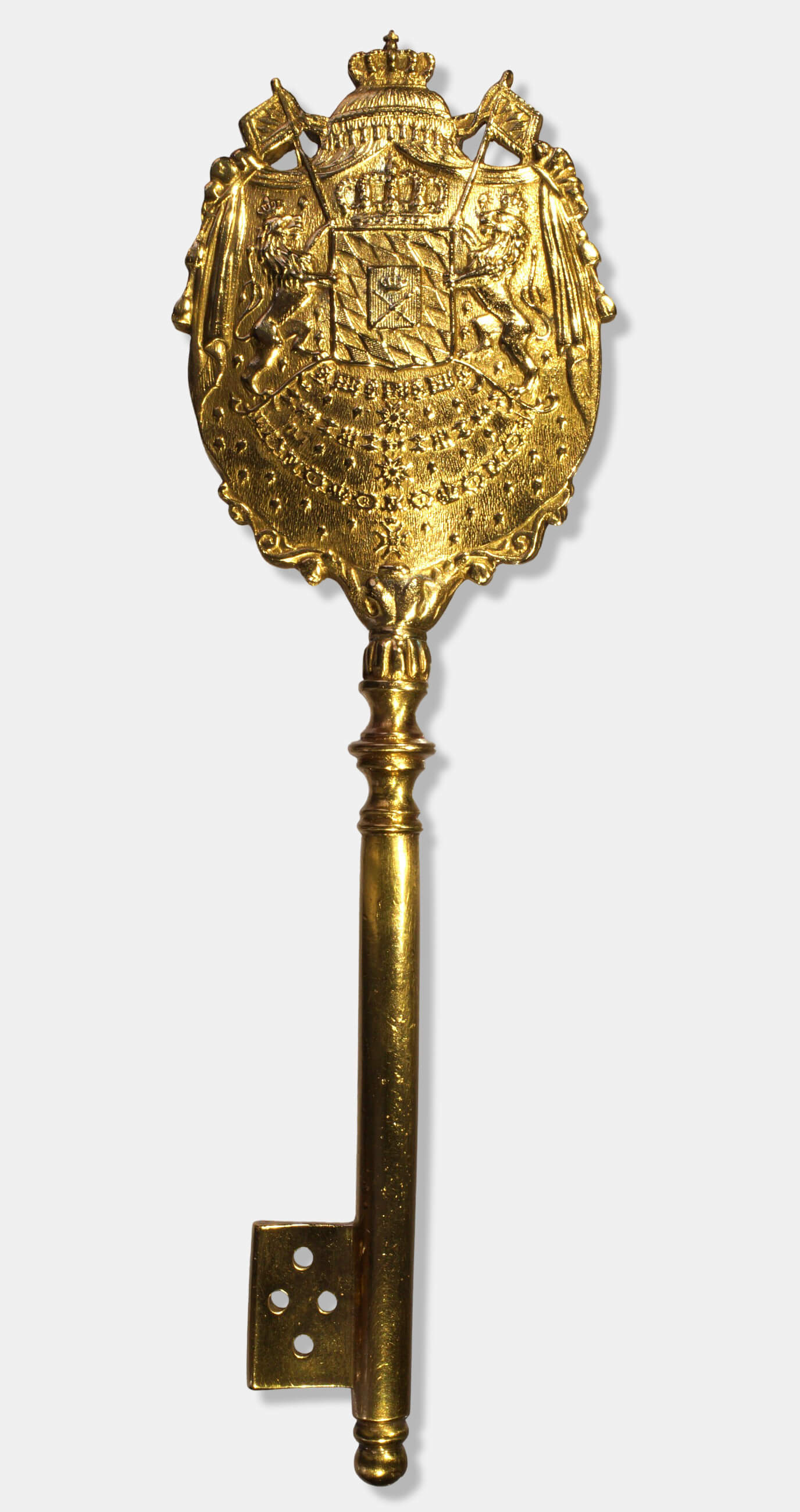 Frontansicht eines bayerischen Kammerherrenschlüssels aus vergoldeter Bronze mit Wappen, Krone und Ornamenten.