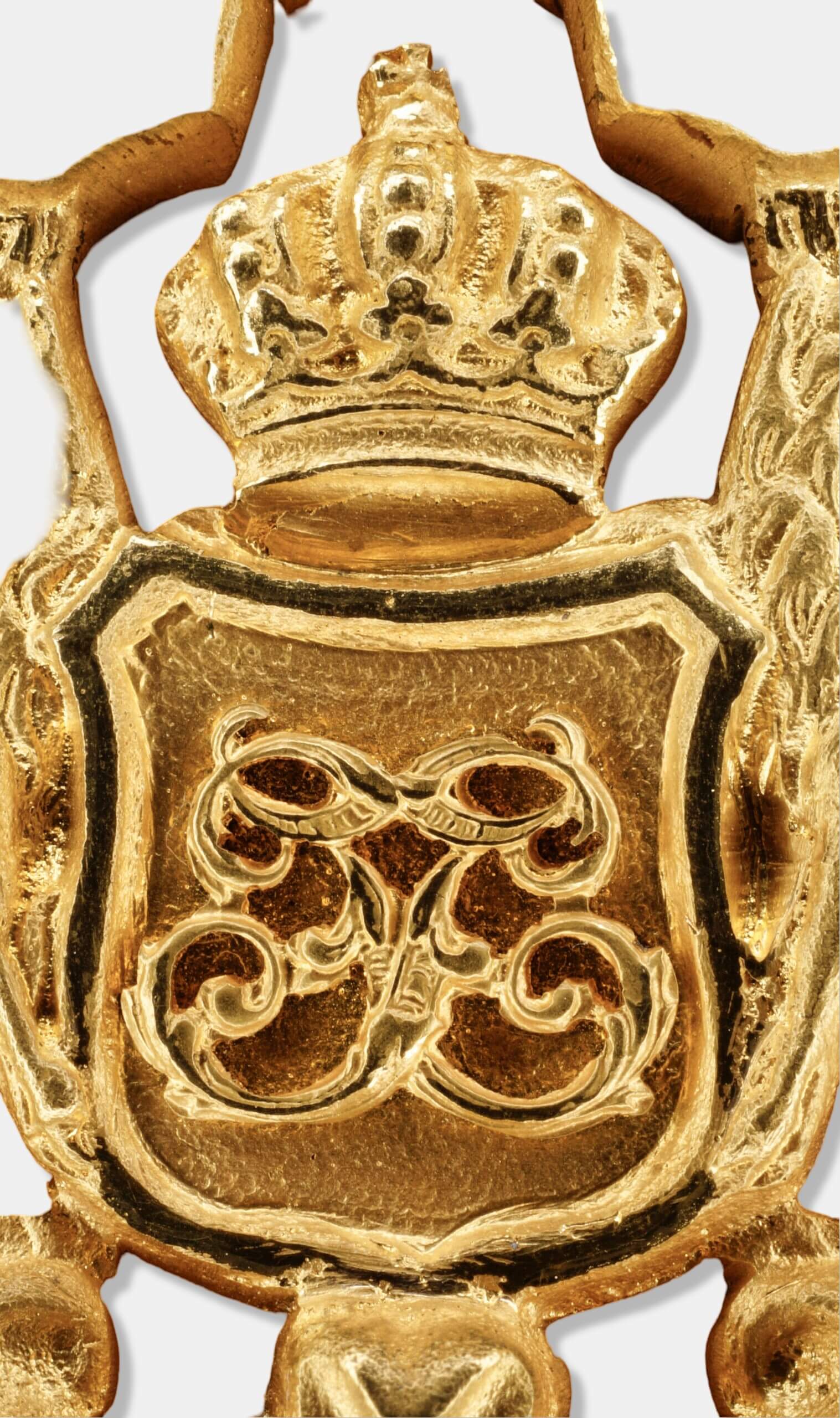 Nahaufnahme des gespiegelten F-Monogramms im Zentrum der Reide eines badischen Kammerherrenschlüssels.