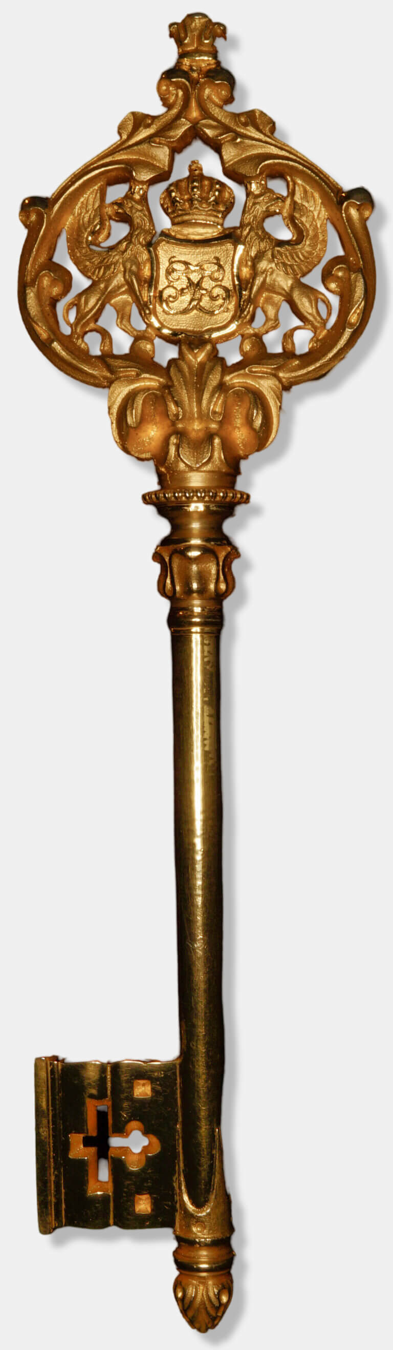 Ein langer, verzierter badischer Kammerherrenschlüssel aus vergoldetem Messingguss mit dem Monogramm F unter einer Krone.