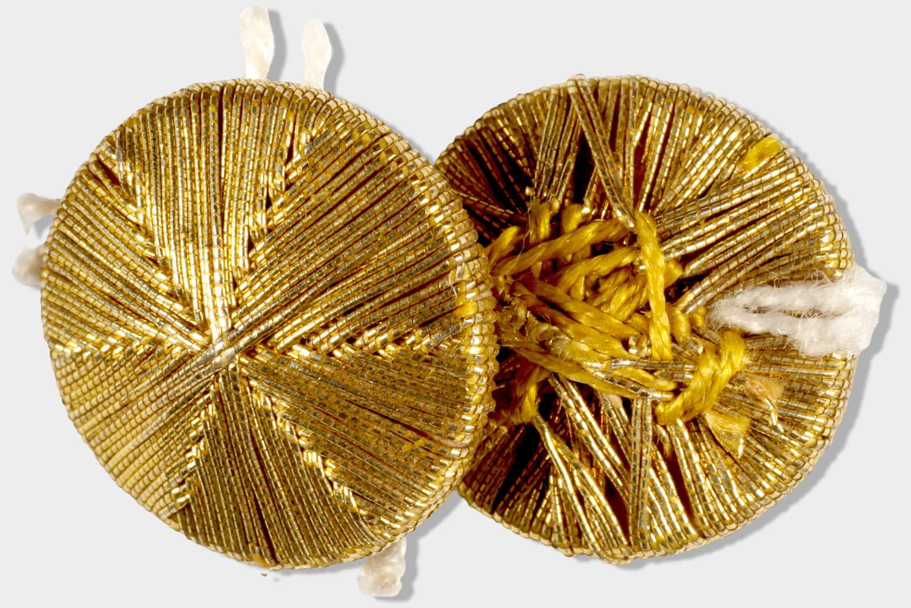 Umsponnene Knöpfchen zur Befestigung des Portepees mit Kammerherrenschlüssel an der Kammerherrenuniform. Ihr Durchmesser beträgt 12,7 mm.