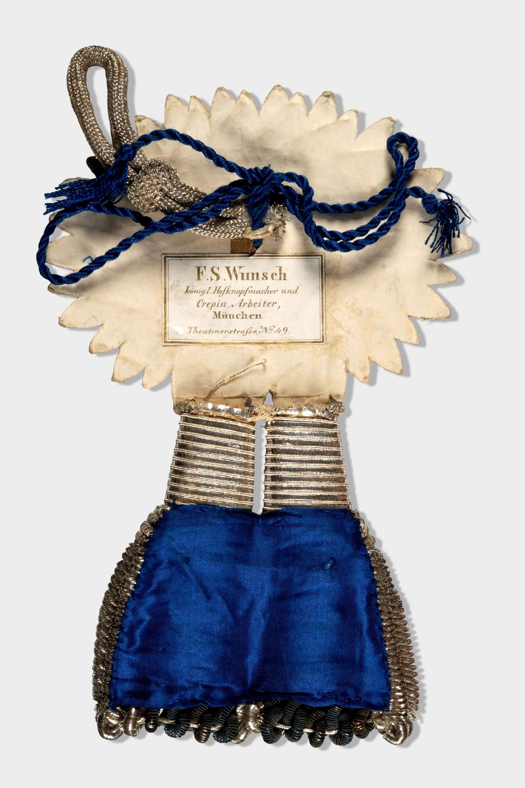 Rückseite des gestickten bayerischen Kammerherrenschlüssel-Portepees, aus der Herstellung der Fa. F. S. Wunsch, München.