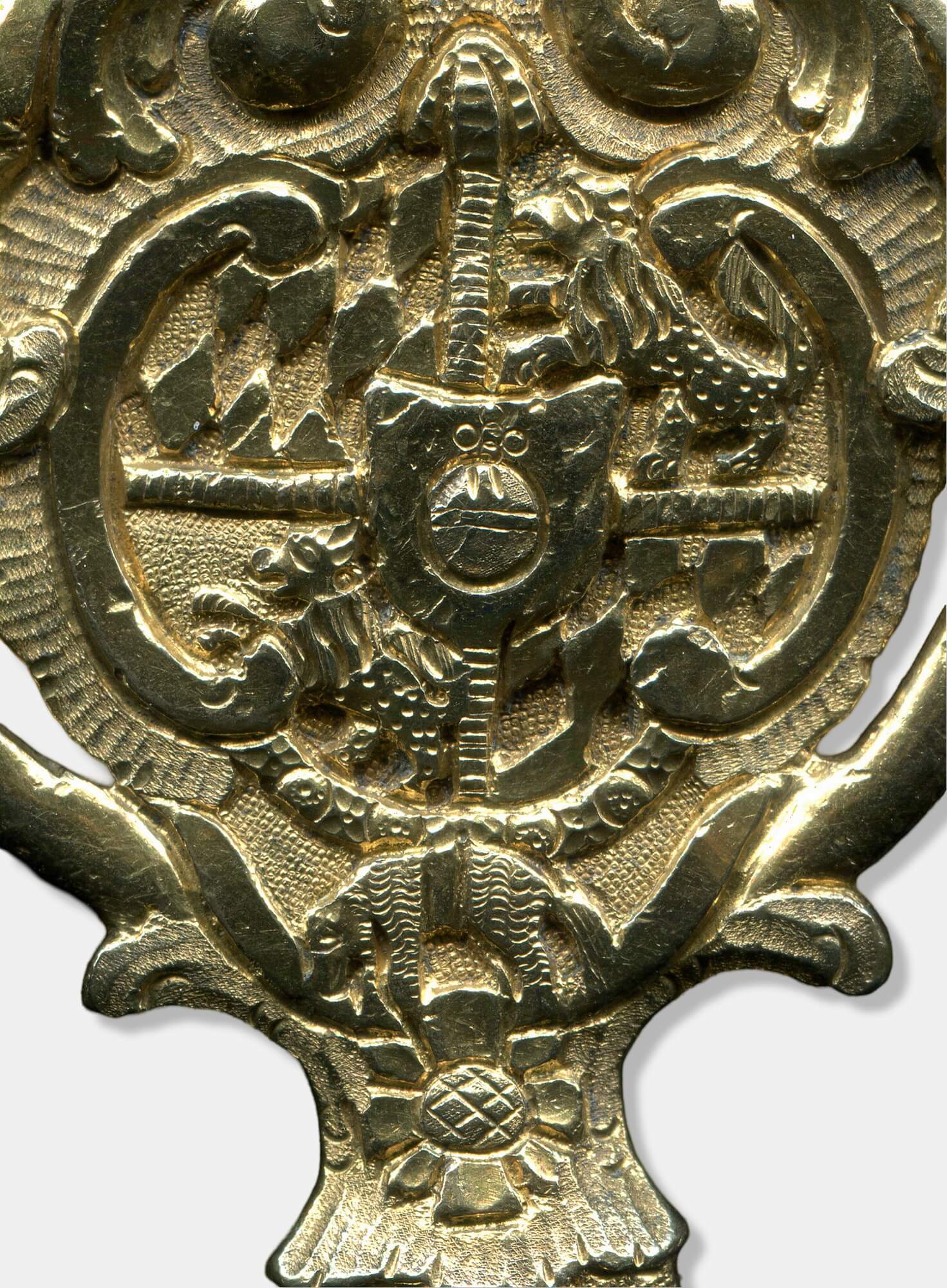Nahaufnahme des Zentrums der Reide eines Chur-Bayerischen Kammerherrenschlüssels mit dem Chur-Bayerischen Wappen unter einem Kurhut.