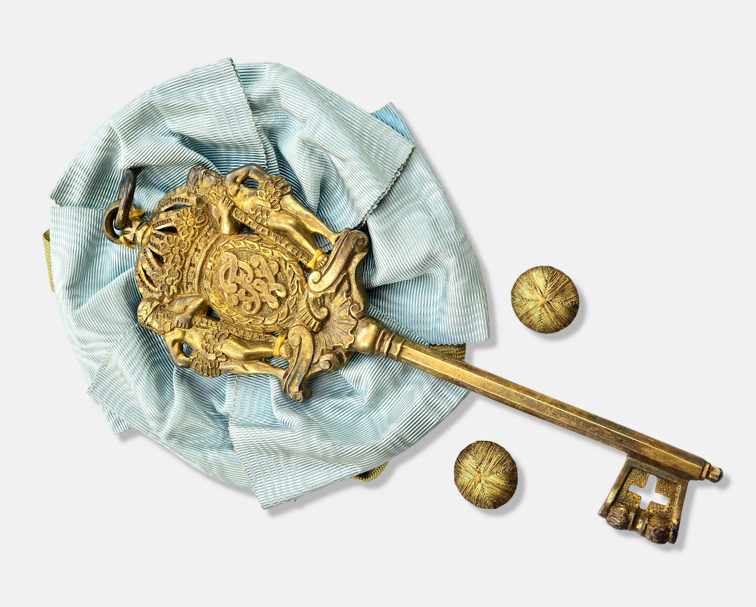 Preussischer Kammerherrenschlüssel, Silber vergoldet, mit seitlich sichtbaren Befestigungsknöpfen.