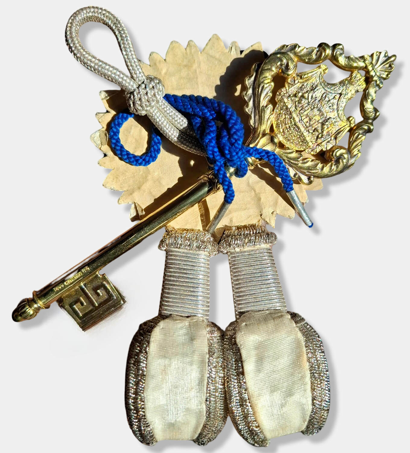 Rückseite eines bayerischen Portepees, an das ein Kammerherrenschlüssel mit einer blauen Kordel gebunden ist.
