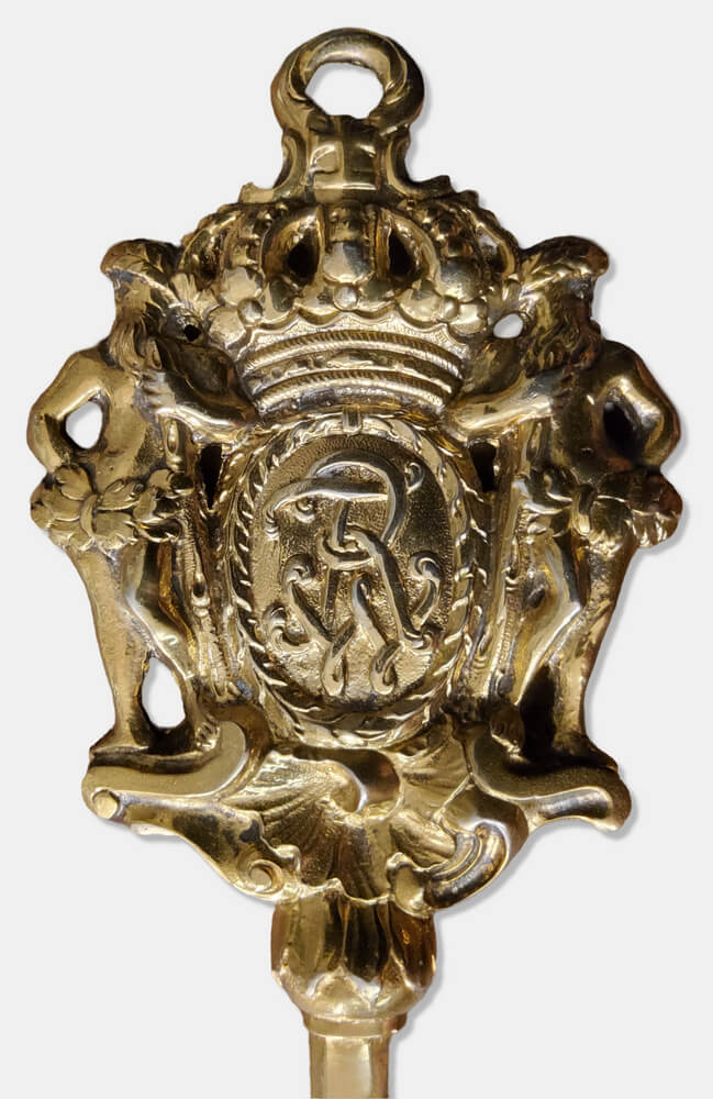 Rückseite der Reide eines älteren preußischen Kammerherrenschlüssels (1786-1840) mit dem Herrscher-Monogramm FWR.
