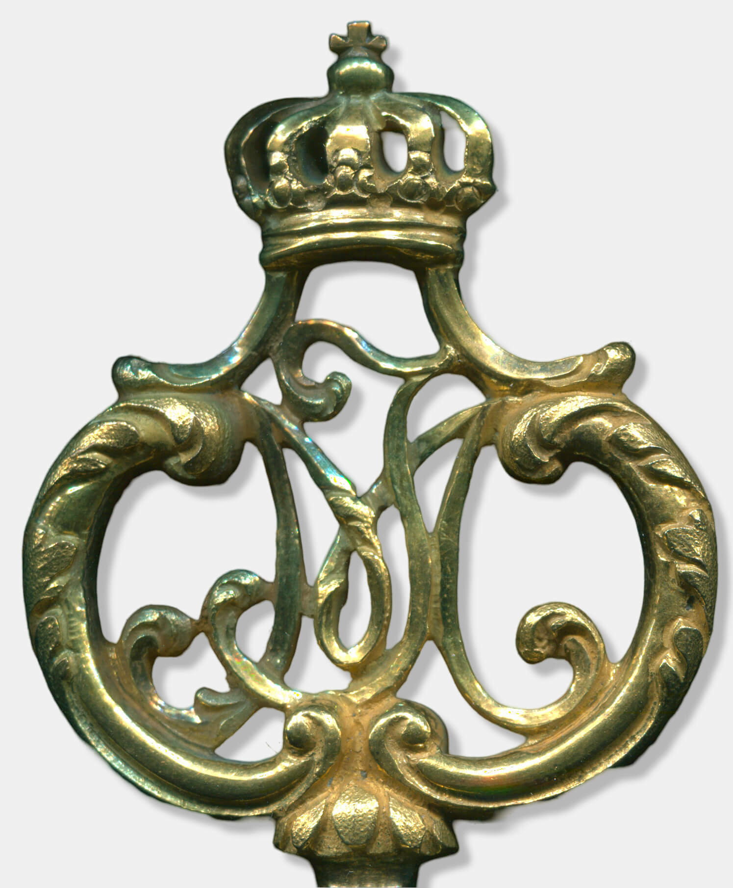 Nahaufnahme des Zentrums der Reide eines bayerischen Kammerherrenschlüssels mit dem überkrönten Monogramm MJ.