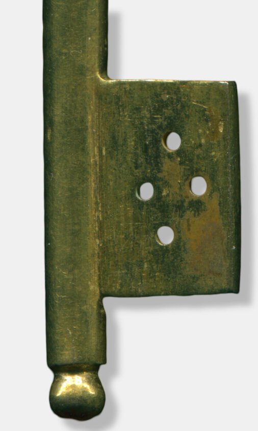 Nahaufnahme des vierfach gelochten Schlüsselbarts und des Kugelabschlusses am Ende des Schlüsselhalms eines bayerischen Kammerherrenschlüssels.