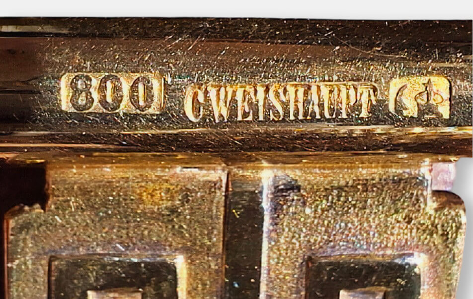 Nahaufnahme von Silbermarken und der Herstellermarkierung der Firma Carl Weishaupt, München, auf einem hohl gefertigten Silber-Kammerherrenschlüssel.