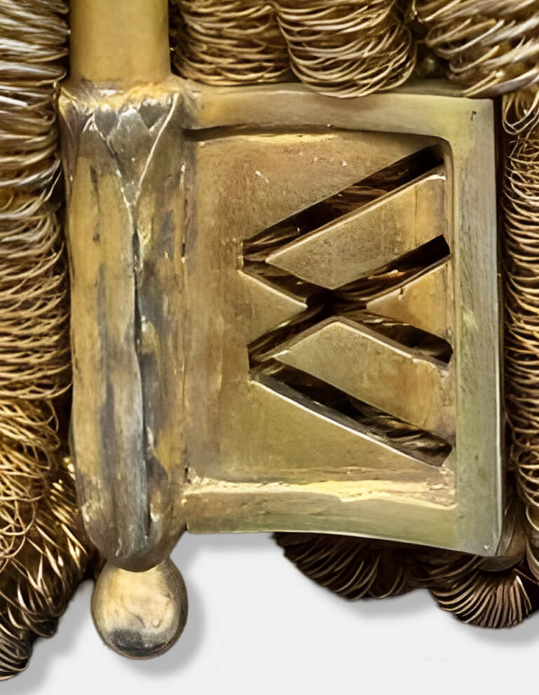 Nahaufnahme des Schlüsselbarts mit Herrschermonogramm eines württembergischen Kammerherrenschlüssels um 1900.